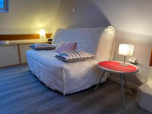 A bed or beds in a room at Les Landelles