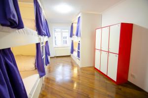 Postel nebo postele na pokoji v ubytování Pop Art Hostel Rynok Sq