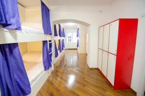 Postel nebo postele na pokoji v ubytování Pop Art Hostel Rynok Sq