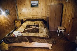 una camera da letto con letto in una camera in legno di Cottage Nezabudka a Jaremče