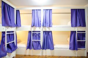 Palanda nebo palandy na pokoji v ubytování Pop Art Hostel Rynok Sq