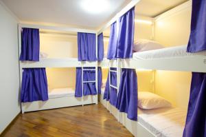 Postel nebo postele na pokoji v ubytování Pop Art Hostel Rynok Sq