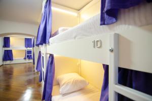 Postel nebo postele na pokoji v ubytování Pop Art Hostel Rynok Sq