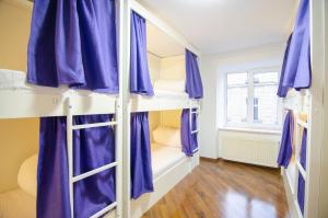 Postel nebo postele na pokoji v ubytování Pop Art Hostel Rynok Sq