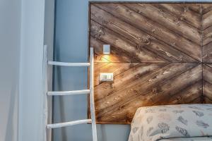 um quarto com uma parede de madeira e uma escada ao lado de uma cama em Evo Boutique Hotel & SPA em Bellaria-Igea Marina