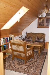 ein Wohnzimmer mit einem Sofa und einem Tisch in der Unterkunft Gasthof Jägerheim in Birgland
