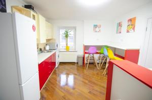 Kuchyň nebo kuchyňský kout v ubytování Pop Art Hostel Rynok Sq