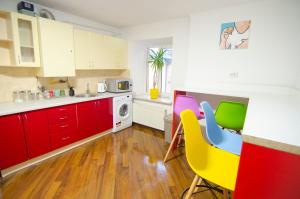 Kuchyň nebo kuchyňský kout v ubytování Pop Art Hostel Rynok Sq