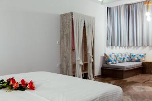 a bedroom with a bed and a couch at aletrivillas in Éxo Goniá