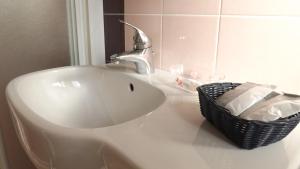 Koupelna v ubytování Hotel Alga + 20 fotografií