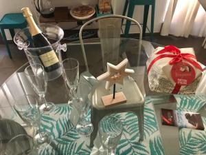een glazen tafel met een fles wijn en wijnglazen bij Trastevere Star in Rome