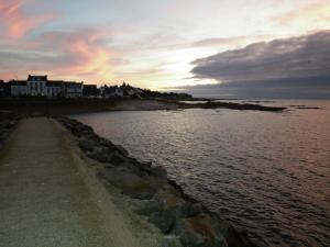 un cuerpo de agua con un grupo de casas en la costa en Kerstunt Chambre d'hôtes Relais Motards, en Guérande