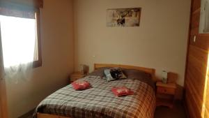 En eller flere senge i et værelse på Appartement 58m2 avec jardin & terrasse dans chalet