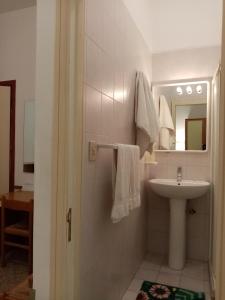 A bathroom at Ariston Petit Hotel