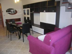 - un salon avec un canapé violet et une table dans l'établissement a 100metri da Piazza Duomo di Ortigia, à Syracuse