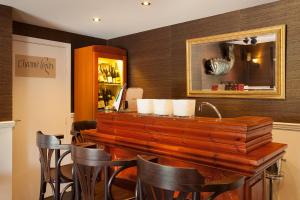 un bar con mesa de madera y sillas en Logies Noorderlicht, en Damme