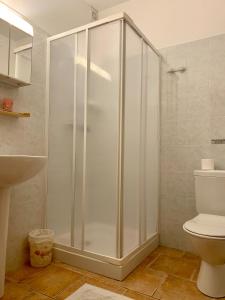 uma cabina de duche na casa de banho com WC em l'Ogliastru em Ucciani