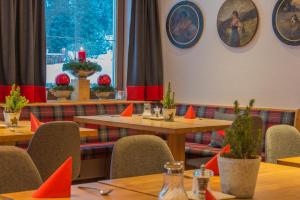 un restaurante con mesas y sillas con conos naranjas. en Pension Steinkogel, en Sankt Leonhard im Pitztal