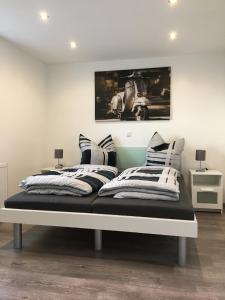a bed with pillows on it in a room at Ferienwohnung Rinteln - 4 Sterne - Im Kleinen Löök - 55 qm - 2 x TV - Terrasse - max 2 Erw und 1 Kind - Barrierearm TOP in Rinteln
