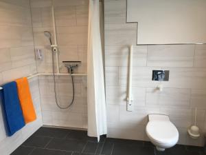 Kúpeľňa v ubytovaní Ferienwohnung Rinteln - 4 Sterne - Im Kleinen Löök - 55 qm - 2 x TV - Terrasse - max 2 Erw und 1 Kind - Barrierearm TOP