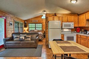 cocina con sofá y mesa en una habitación en Riverfront Cabin with Fire Pit - 5 Mi to Pigeon Forge, en Sevierville