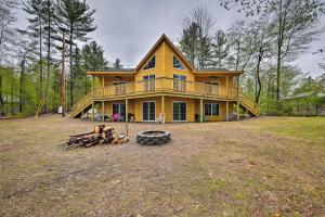 HoldenにあるWaterfront Davis Pond Cabin with Dock and Kayaks!の丸太の山