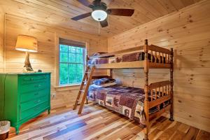 Giường tầng trong phòng chung tại Waterfront Davis Pond Cabin with Dock and Kayaks!