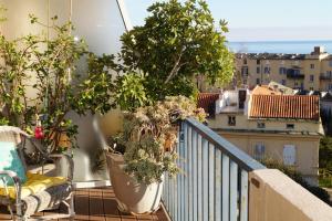 d'un balcon avec des plantes en pot et une vue sur la ville. dans l'établissement Appartement vue mer, à Bastia