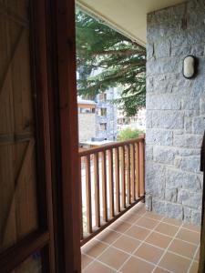 drzwi prowadzące na balkon z kamienną ścianą w obiekcie Coma de Alba Benasque w mieście Benasque