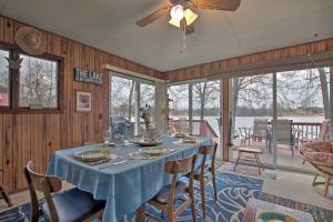 uma sala de jantar com uma mesa azul e cadeiras em Great Bear Lake Home with Private Dock and Fire Pit! em Grand Junction