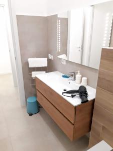 een badkamer met een wastafel en een spiegel bij Suite Rent Milan 2 in Milaan