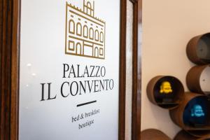 una señal para una bodega con una foto del coliseo en Palazzo il Convento en Nápoles