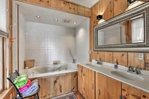 Ένα μπάνιο στο Skaneateles Lake Home Water Views and Private Beach +16 φωτογραφίες