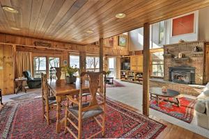 Χώρος καθιστικού στο Skaneateles Lake Home Water Views and Private Beach