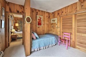 Posteľ alebo postele v izbe v ubytovaní Skaneateles Lake Home Water Views and Private Beach