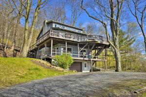 Foto da galeria de Skaneateles Lake Home Water Views and Private Beach em Homer