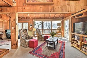 Χώρος καθιστικού στο Skaneateles Lake Home Water Views and Private Beach