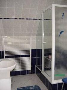 A bathroom at Ferienhaus-Weitblick