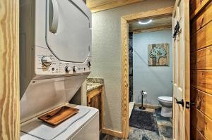 Imagen de la galería de Secluded Cabin with Hot Tub, 3 Mi to Pigeon Forge!, en Sevierville