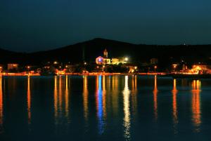 vista sull'acqua di notte di Apartment Maslina a Vinišće