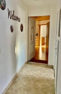 un pasillo con un cartel de bienvenida en la pared en Gästewohnung Starsiedel, en Lützen 3 fotos más
