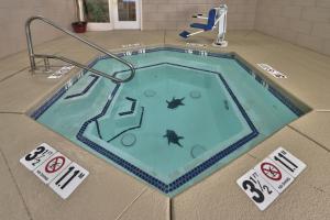 uma piscina no meio de um quarto em Holiday Inn Hotel & Suites Albuquerque Airport, an IHG Hotel em Albuquerque