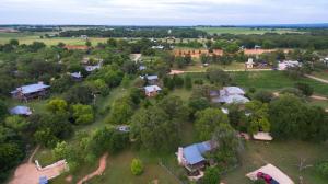 uma vista aérea de uma pequena aldeia com casas e árvores em Barons CreekSide Resort em Fredericksburg
