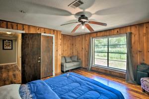 Secluded Baton Rouge Area Hideaway with Lawn! tesisinde bir odada yatak veya yataklar