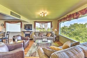 uma sala de estar com mobiliário e uma grande janela em Waterfront Home about 6 Mi to Olympic National Park! em Port Angeles