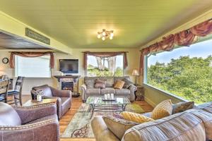 sala de estar con muebles y ventana grande en Waterfront Home about 6 Mi to Olympic National Park!, en Port Angeles