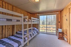 Photo de la galerie de l'établissement Family Home with Deck, Walk to Big Bass Lake!, à Gouldsboro