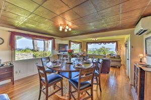 uma sala de jantar com mesa e cadeiras em Waterfront Home about 6 Mi to Olympic National Park! em Port Angeles