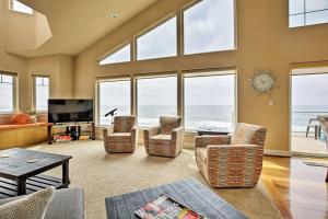salon z widokiem na ocean w obiekcie Oceanfront South Beach Home with Hot Tub and Sauna w mieście Newport