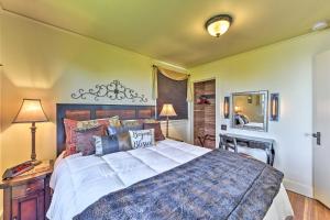 Katil atau katil-katil dalam bilik di Waterfront Home about 6 Mi to Olympic National Park!